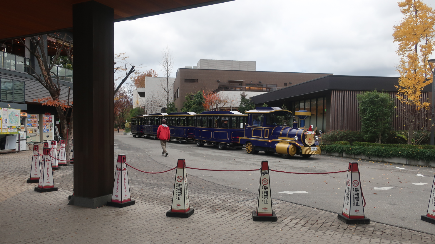 大阪城公園には外周を走るロードトレインがあります。大阪城公園駅から反対にある森ノ宮駅までこれに乗ればすぐに到着です