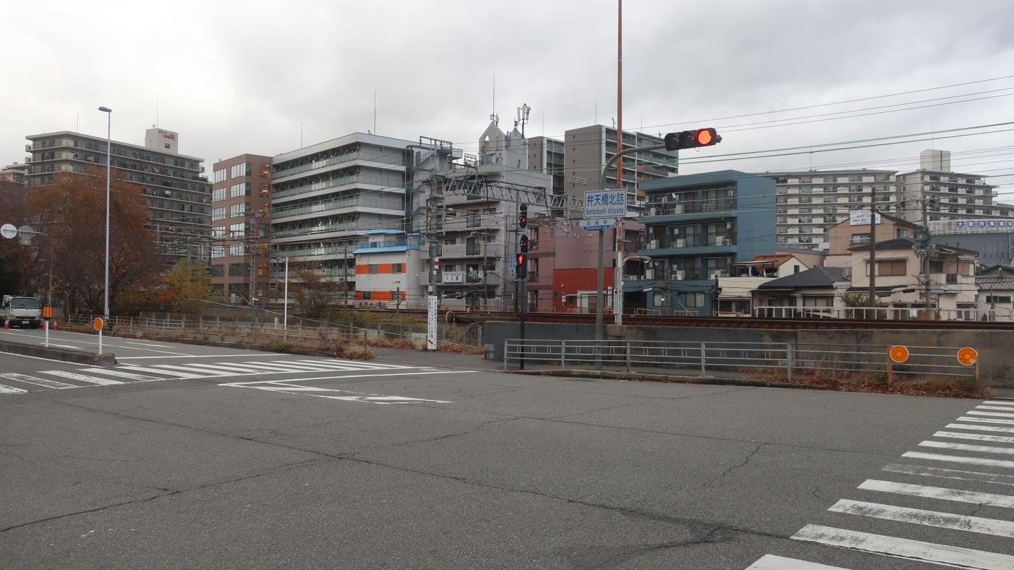 大阪城公園を背に、鴫野方面に向かう道中。線路を挟んで住宅街が広がります。ちなみに、左手には京橋のオフィス街が見えます