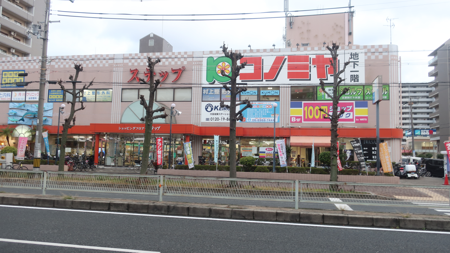 大阪城公園駅すぐにはなかった生活感が、橋を渡るとすぐに感じられました。この斜め前にも全国的にも有名なスーパー玉出も