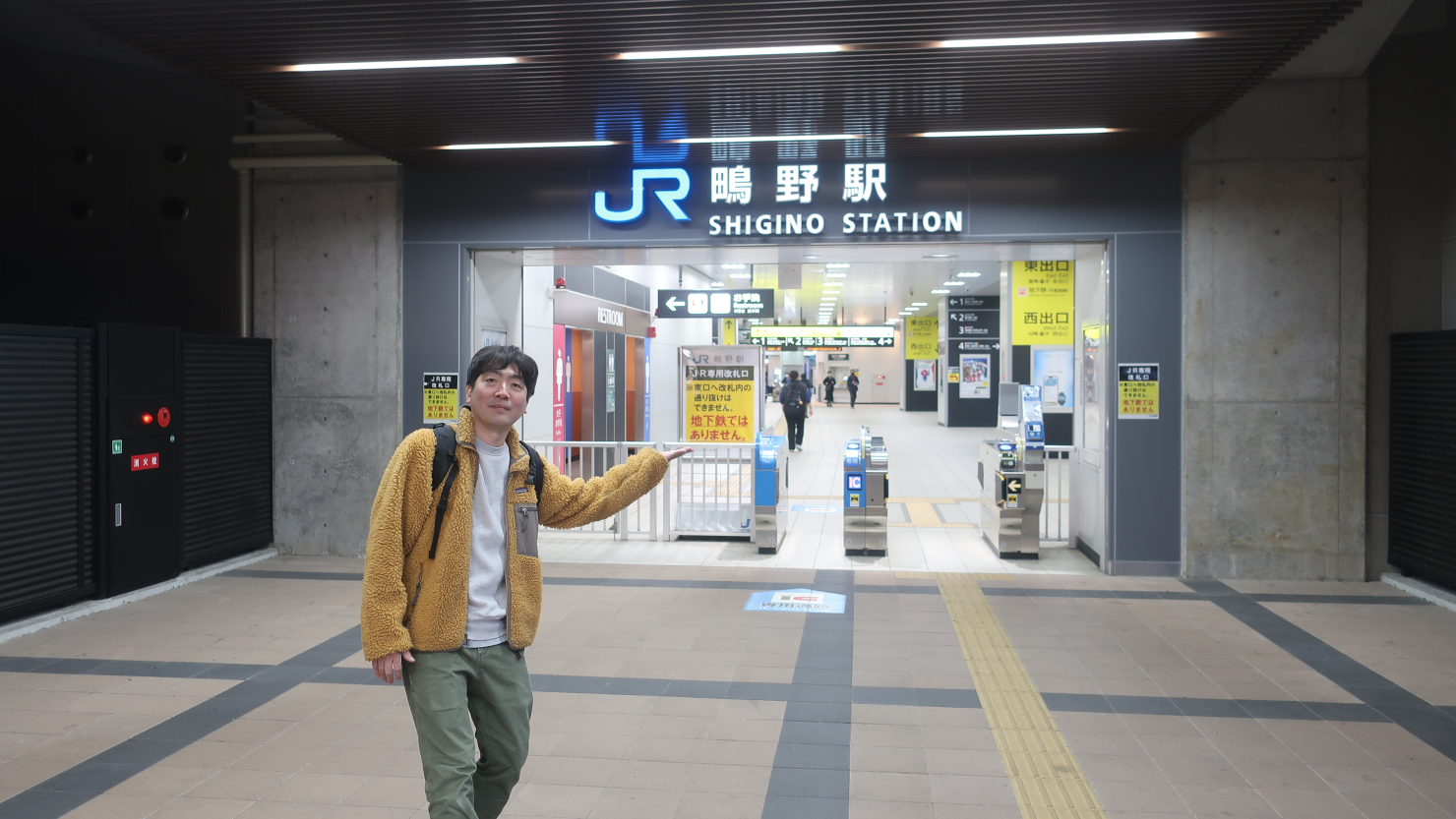 鴫野駅の改札。駅前にはコンビニや飲食店などが立ち並びます