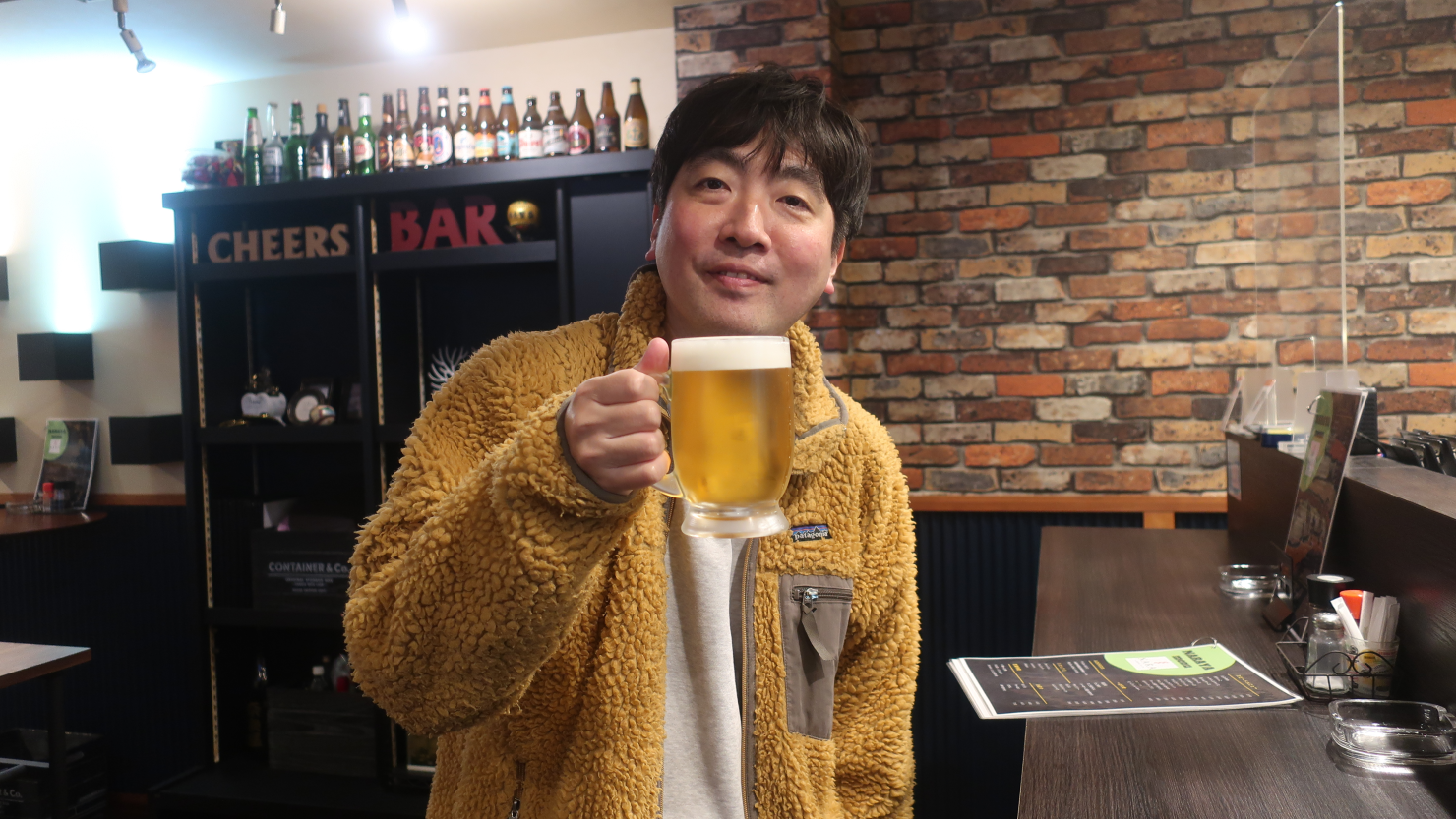 こちらが奈良屋商店の店内。ようやくのビールにナオさんも笑みが溢れます。ちなみに、1杯350円、地ビールや輸入品は600円とかなりリーズナブル