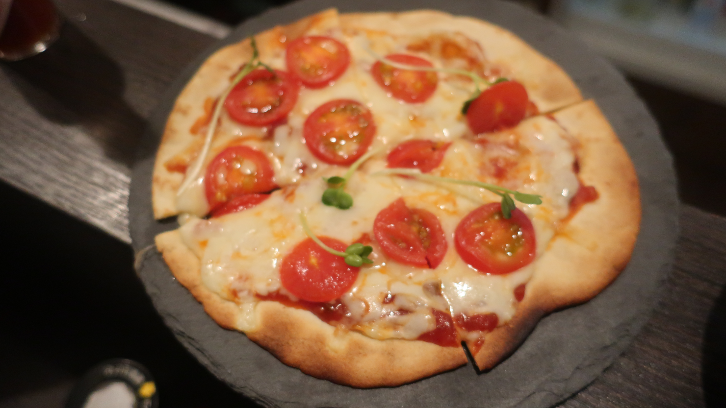 カリカリの生地が美味しいピザは、800円