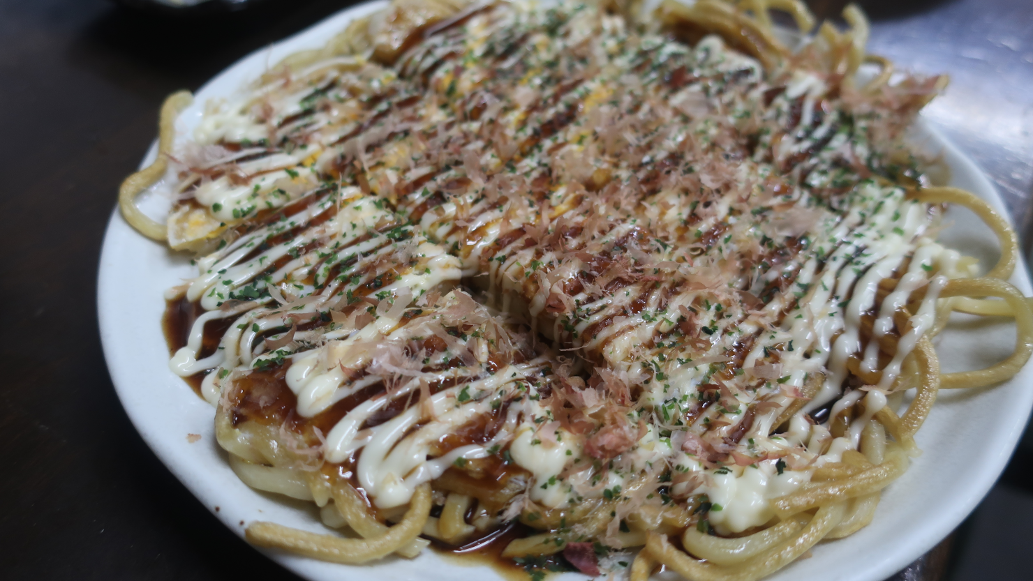 お好み焼き！　と思いきやこちらが玉めん。パリッとした食感と柔らかい麺の食感が合いまっているのが○