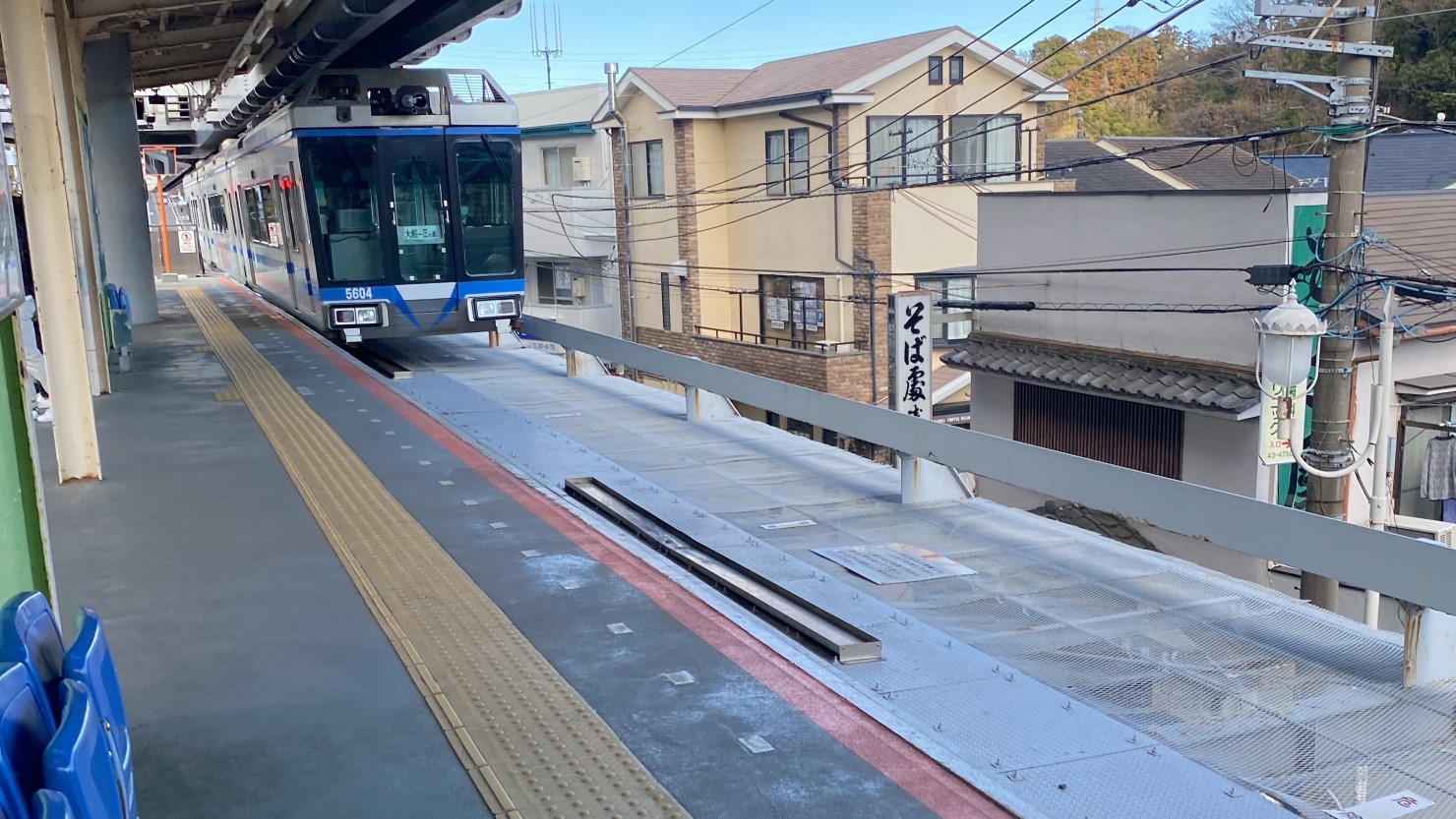 ホームに入るモノレール