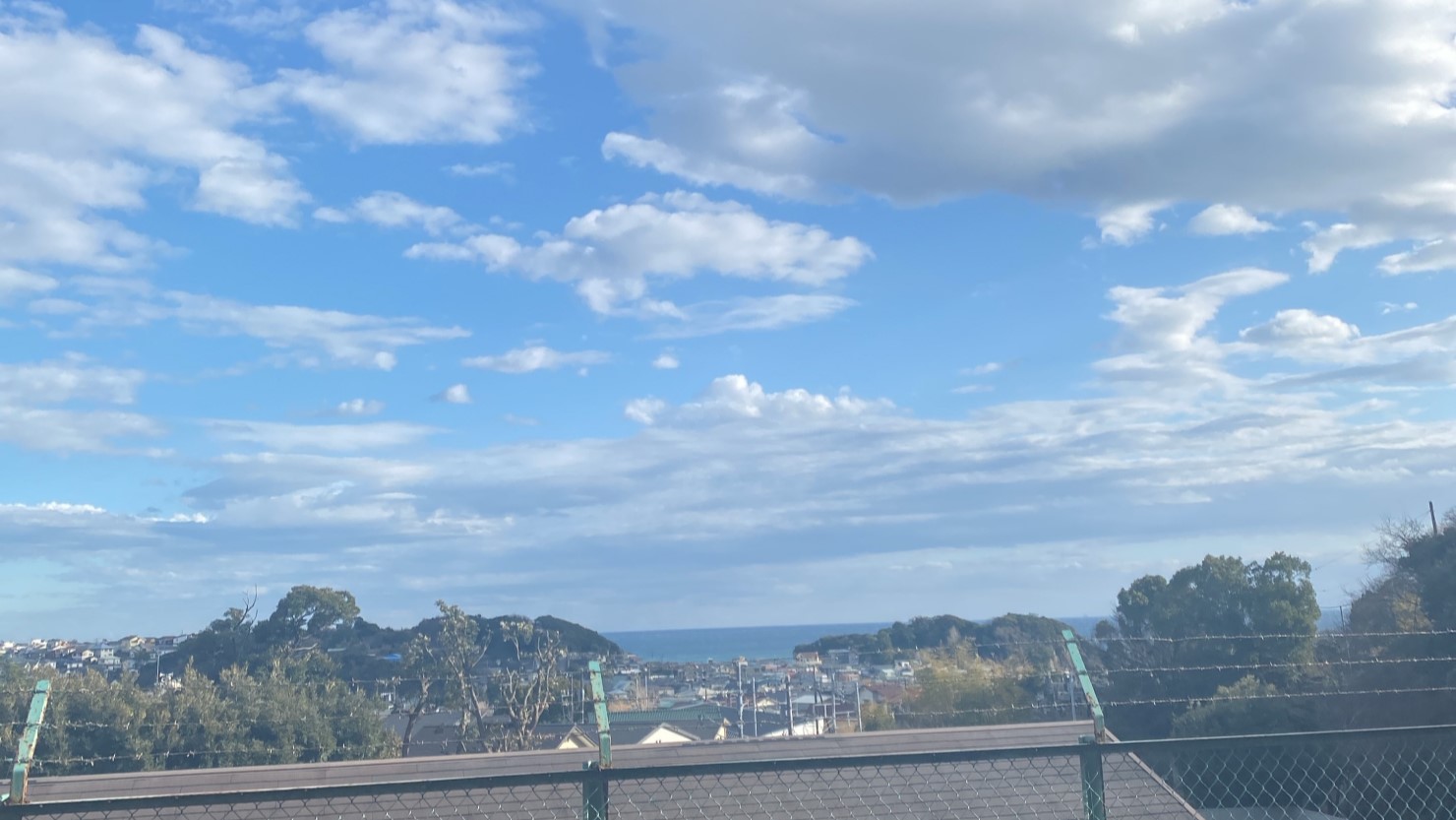 目白山下駅からは海が望める