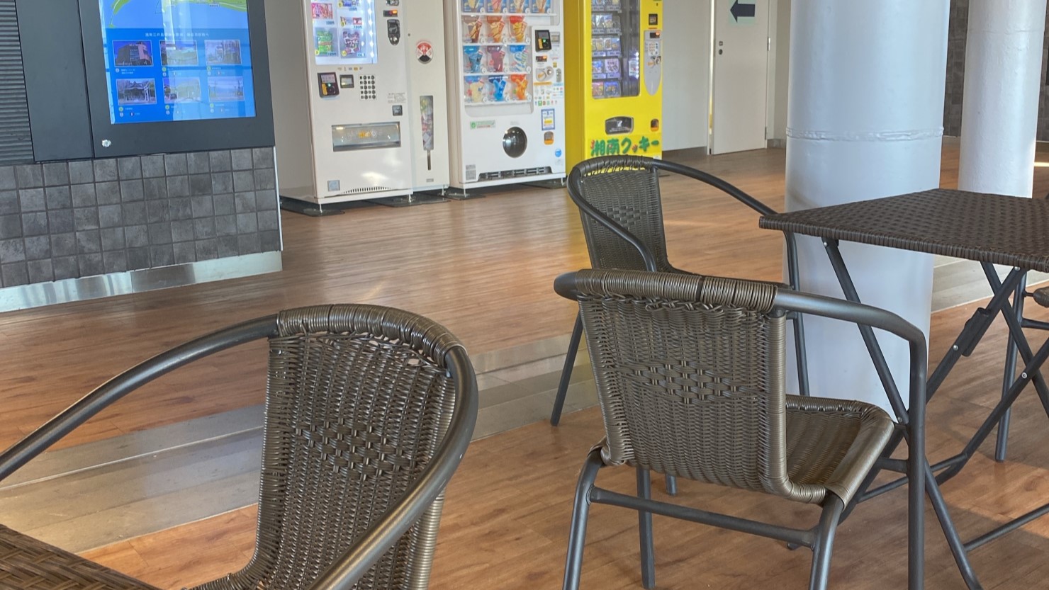 湘南江の島駅内の休憩スペース