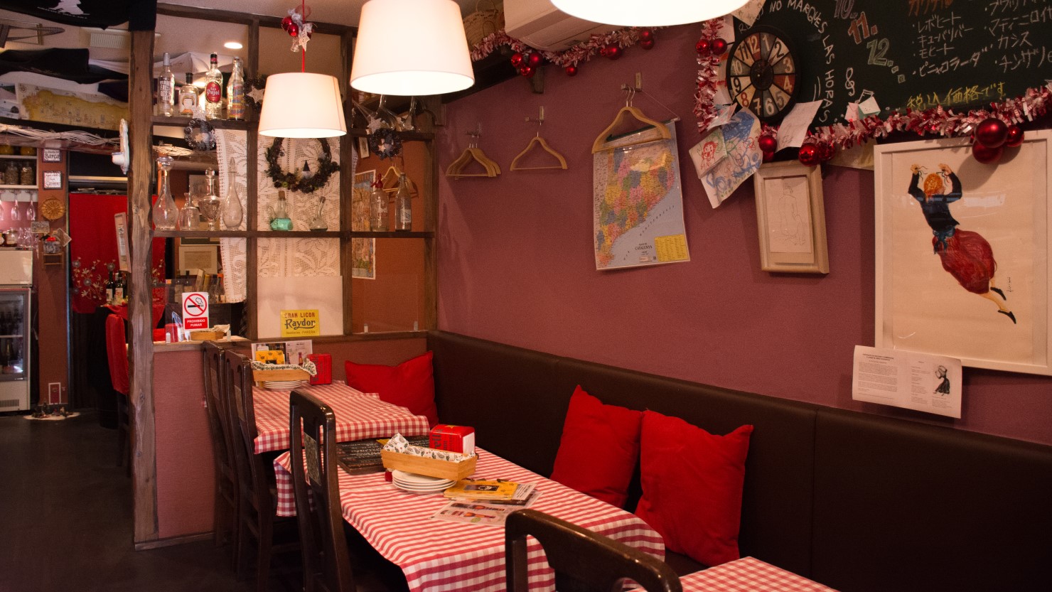 赤いチェックのテーブルクロスはスペインらしい明るい印象