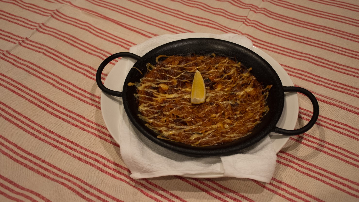 横から見ると焼けたパスタの突起が見える。スペインでは、それが上手なフィデウアの証と言われているらしい