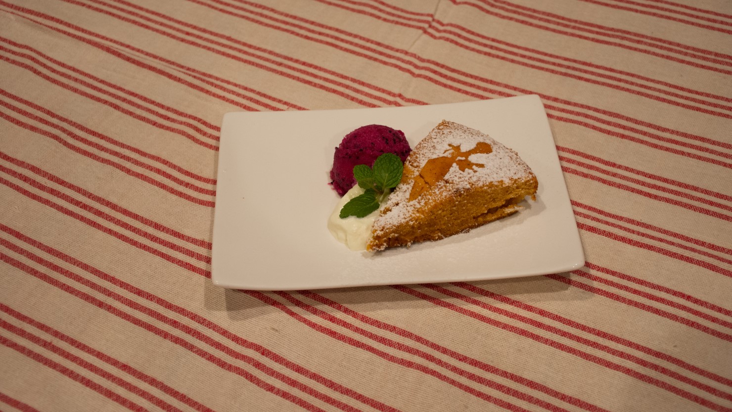 スサーナさん手作りのデザート。程よい甘みの「タルタ・デ・サンティアゴ」とドラゴンフルーツのアイスの相性は抜群