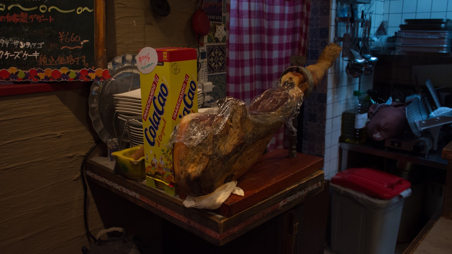 石橋さんに言わせれば、スペインで一番美味しいのは生ハム。作り方こそ同じなれど、風土が違いを生むらしい。「生ハム食べ比べセット」でぜひ