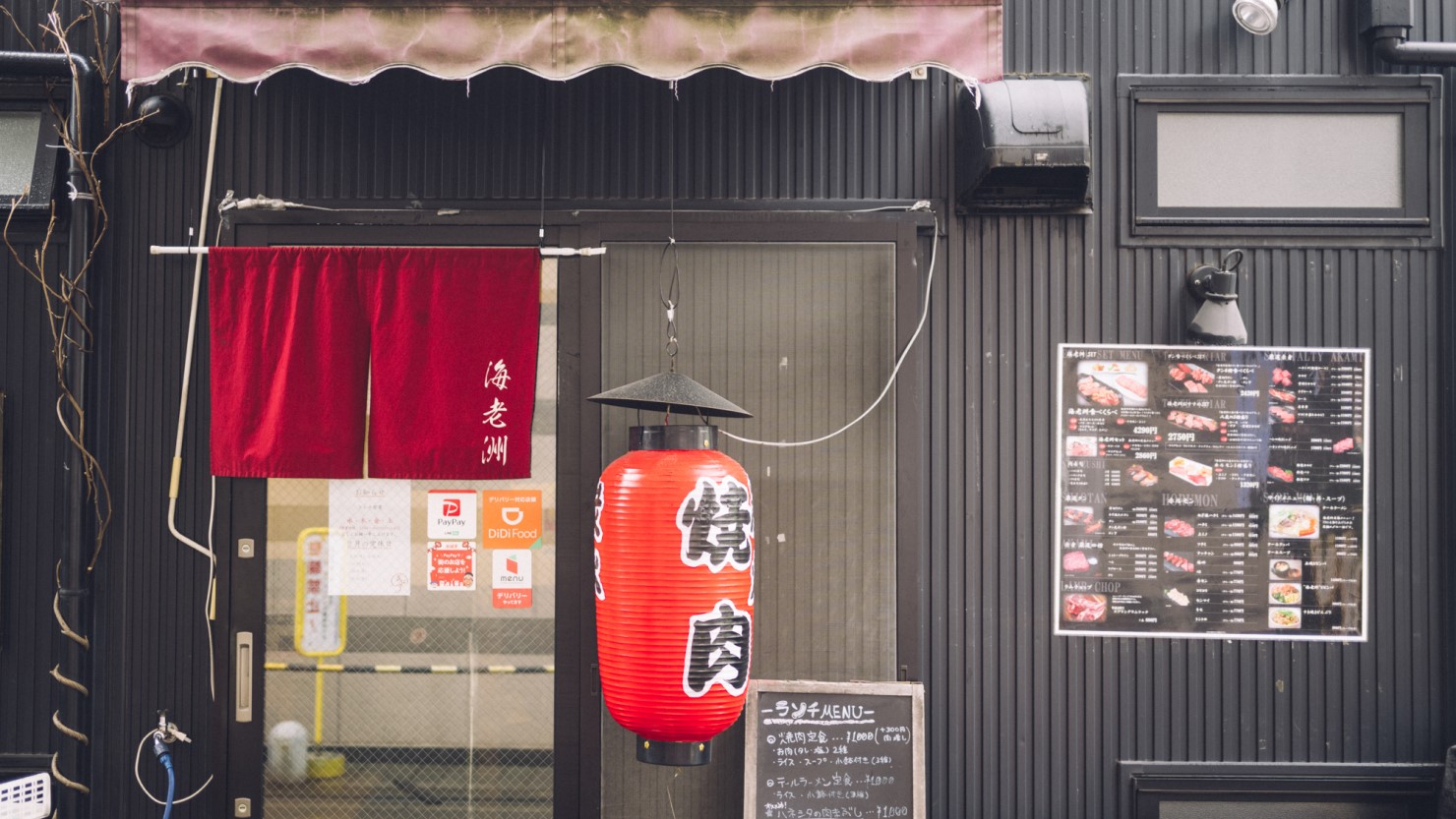 増築された店舗の入口がこちら。もともとカウンター席のみでしたが、新たにテーブル席が追加されました