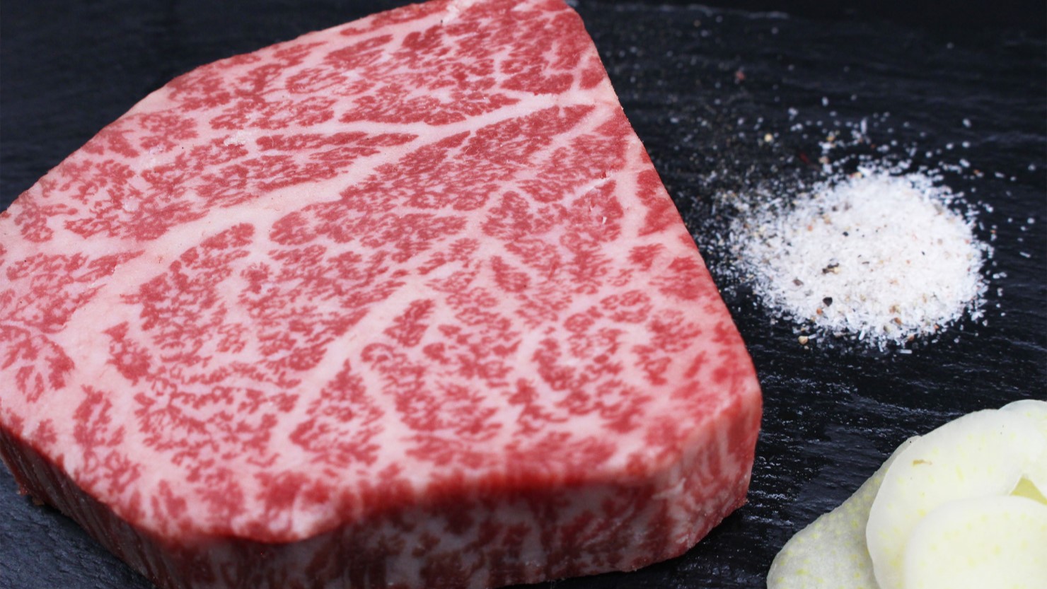 口の中にいれると上質な脂がふわっとほどける、3代目一押しのシャトーブリアン（3,850円）