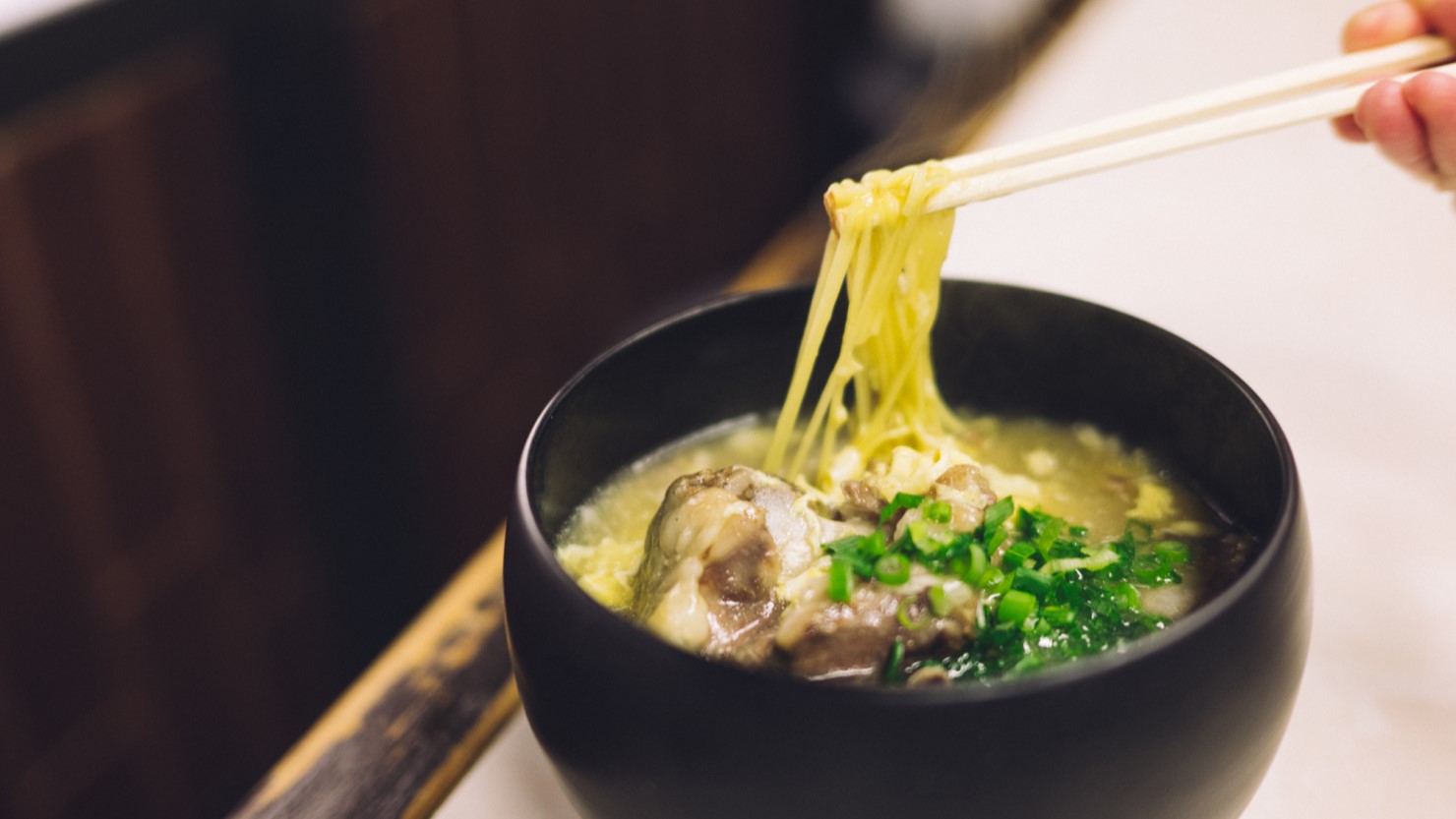 肉だけでなく野菜の旨みもしっかりスープに染み込んだ、〆にぴったりのテールラーメン（1,100円）