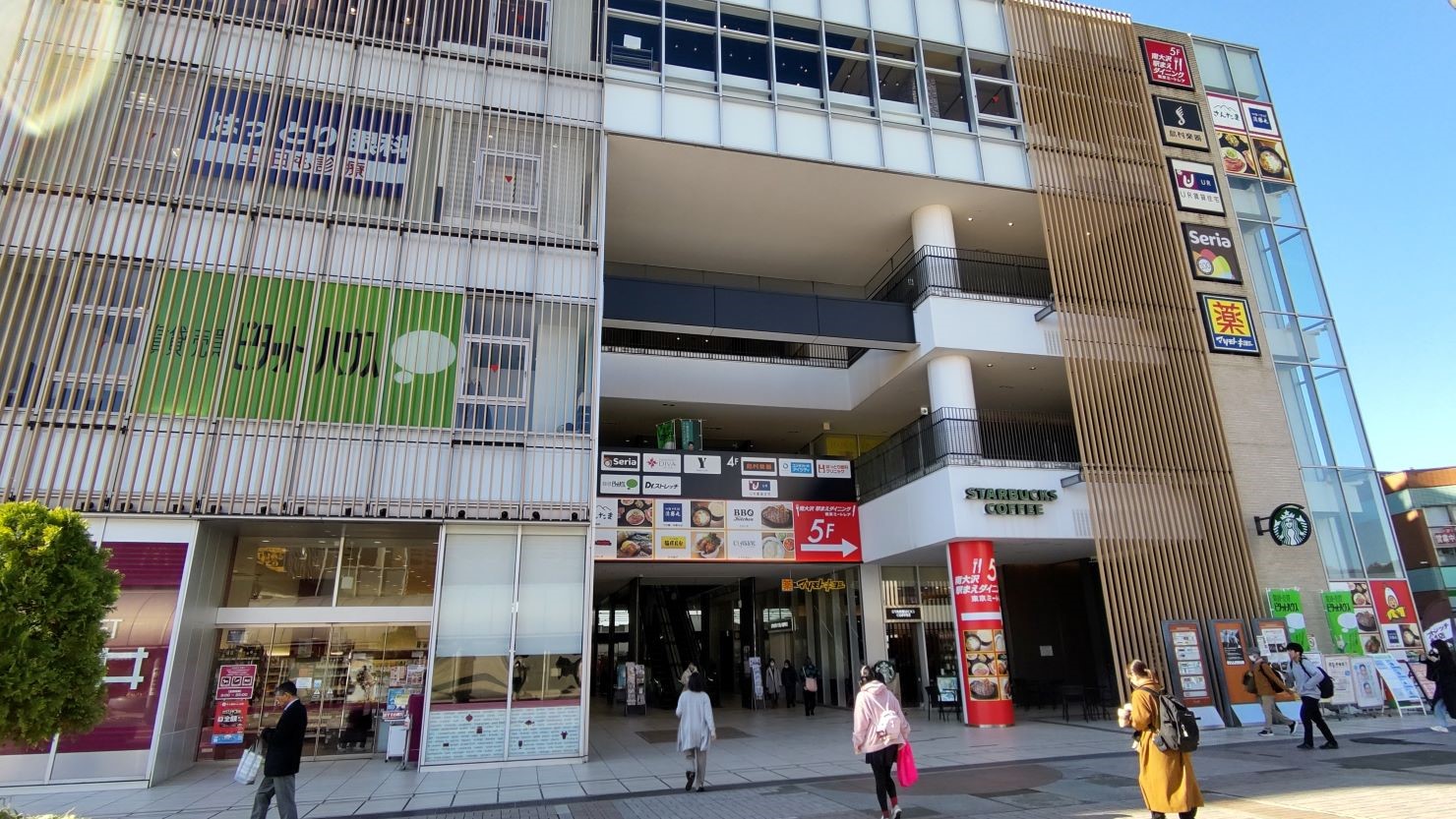 南大沢駅の目の前にあるフレンテ南大沢　© なおと