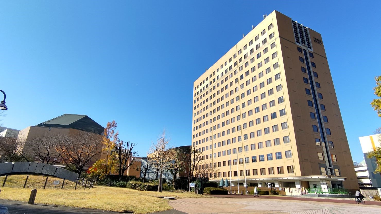 八王子市のさまざまな公共施設が入っているフレスコ南大沢　© なおと