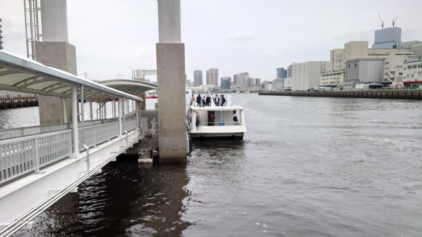 晴海五丁目船着場に到着するBLUE FERRY