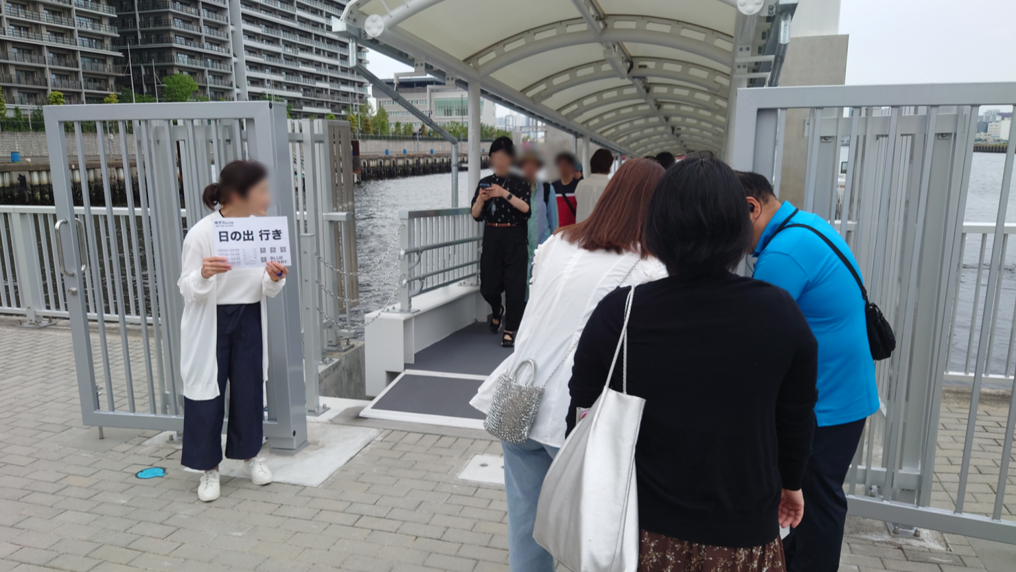 予約を確認するBLUE FERRYのスタッフ