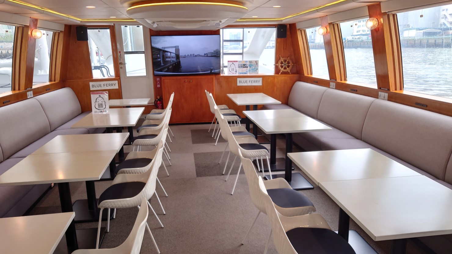 BLUE FERRYの船内