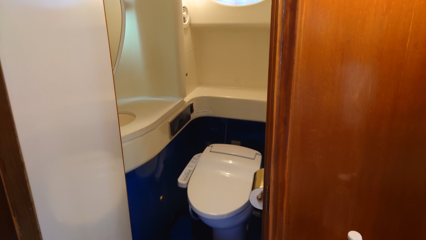 BLUE FERRYの船内にはトイレもあります