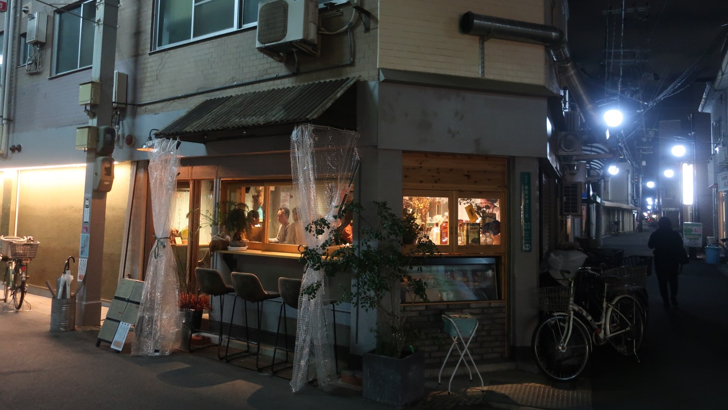 すっかりと夜も深まってきましたが、春や秋、暖かい時期には外の席も楽しそう