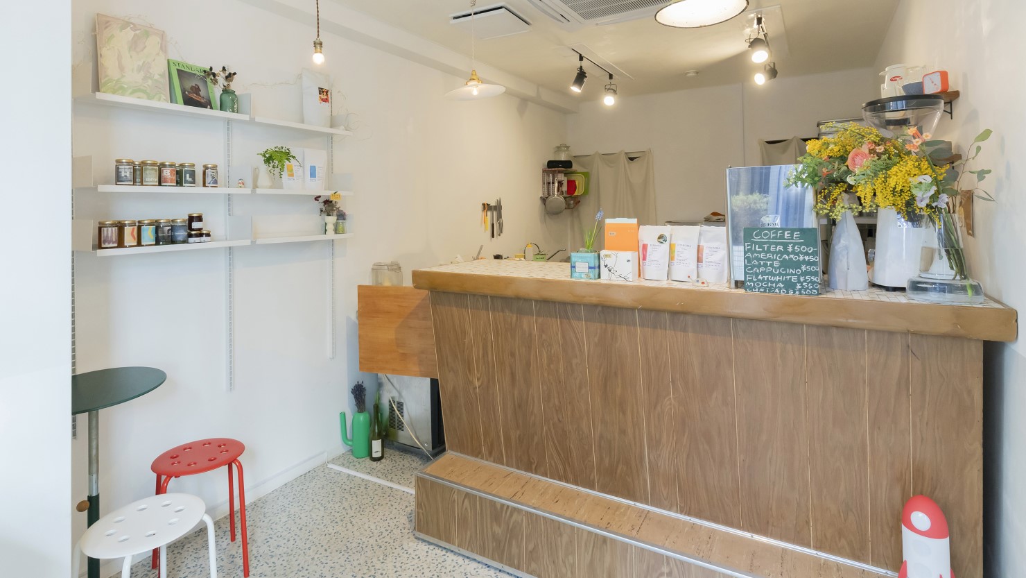 手前が購入したカウンター。カウンターには取り扱っている豆のほか、壁には植山さん絶賛のコンフィチュールやラー油などの販売も。コンフィチュールは、柑橘のオイルも入り大人の風味