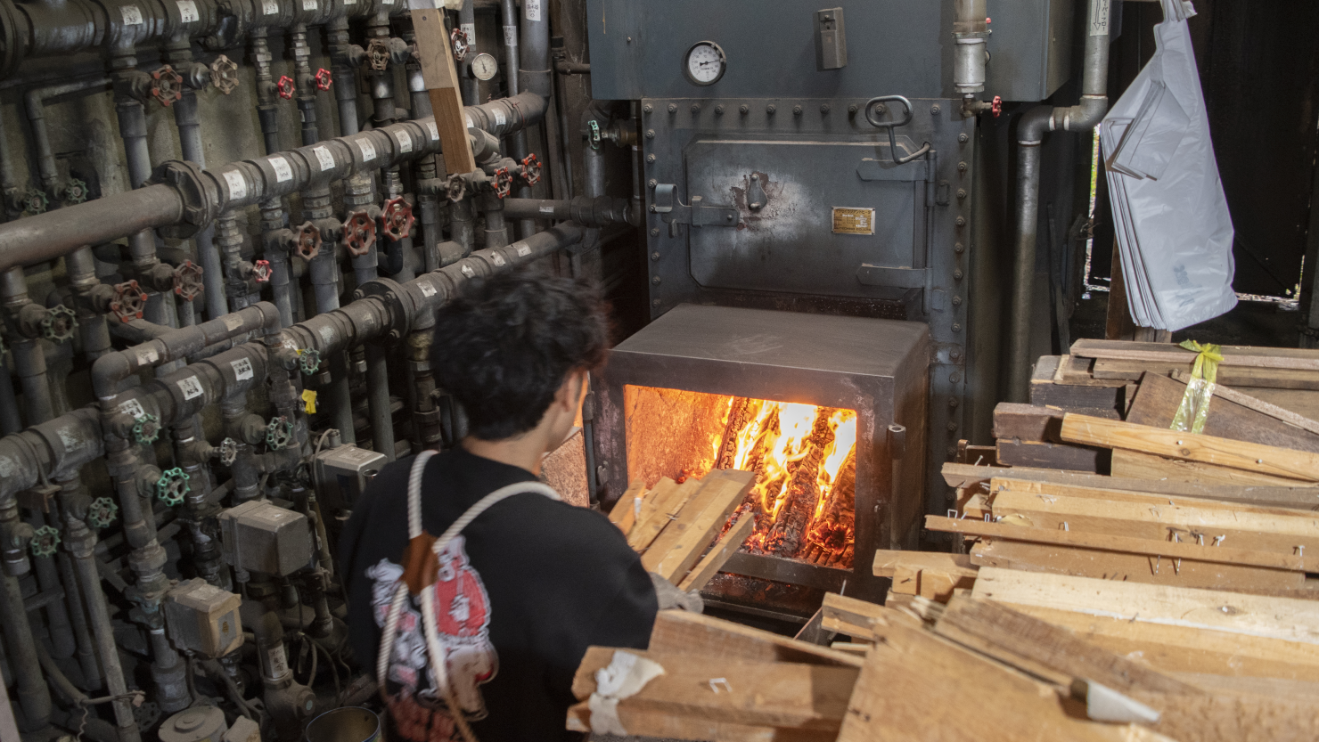 大急ぎで薪をくべ、なんとか開店に間に合うよう作業する中村さん。取材後、無事いつも通り営業できたそう