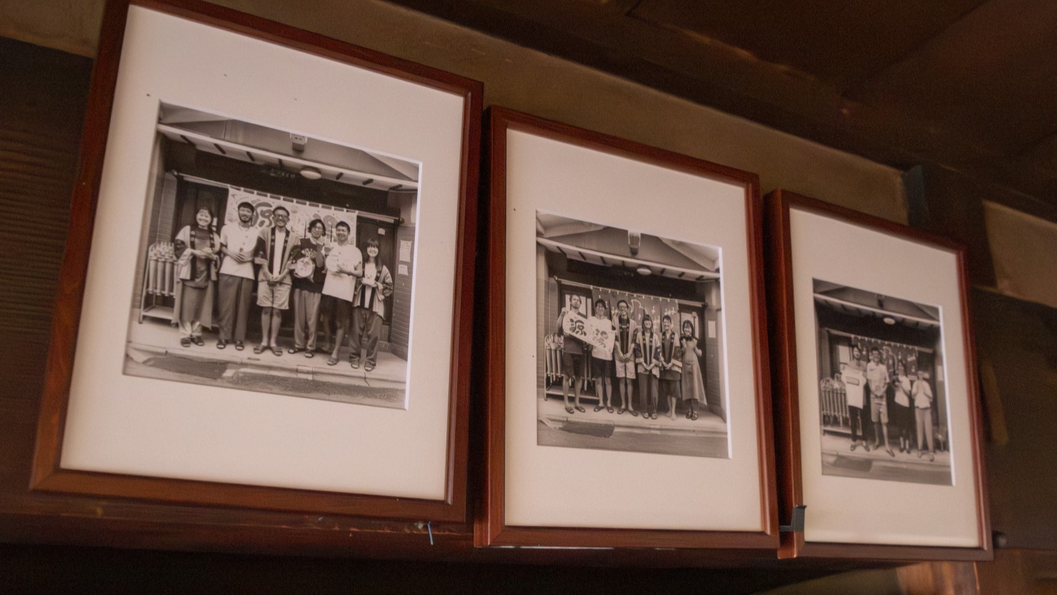 毎年店先で撮影される「源湯」メンバーの写真