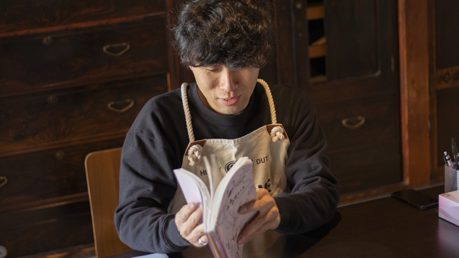 自由帳に書かれたメッセージや絵を見るのが楽しみでしょうがないと語る中村さん。描かれた絵からグッズを作ろうと計画中