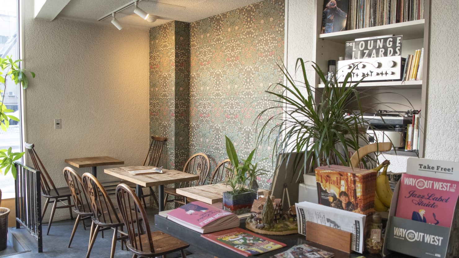 現在店内には400~500枚のレコードが。売ったものを含めたら2,000枚はくだらないとのこと。時にはお客さんとレコードをやりとりすることもあるそう