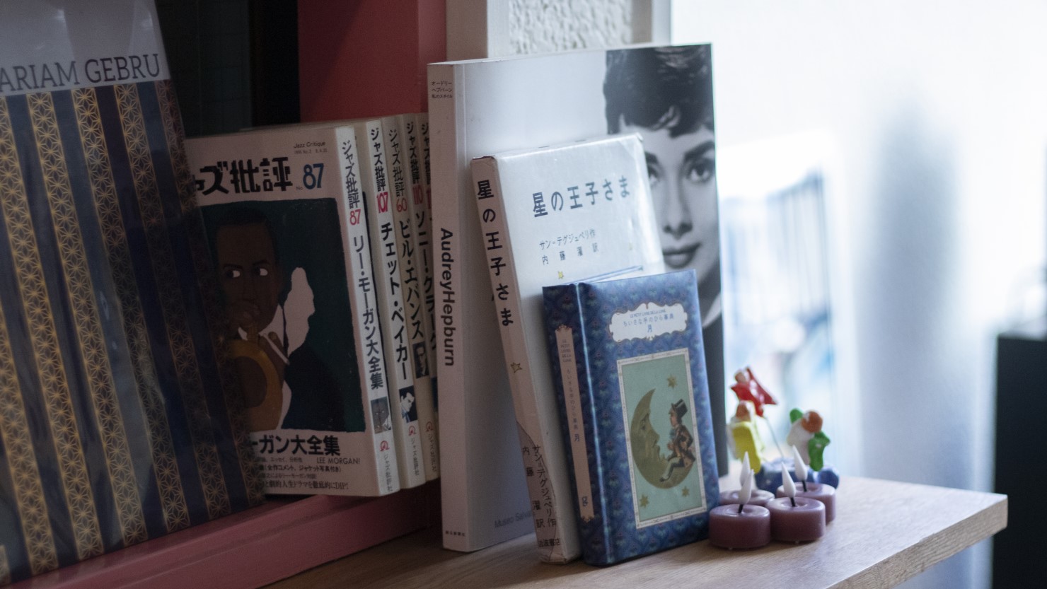 店内の本は音楽関係がアンディーさんの、小説の多くが奥様の趣味。時々お母さんの持参した本もあるのがチャーミング