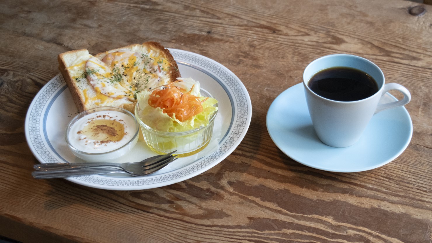 「ハムチーズトースト」の「サラダ＆ヨーグルトセット」（830円）。カップとソーサーはイギリスの陶磁器メーカー「Poole（プール）」でスタイリッシュ