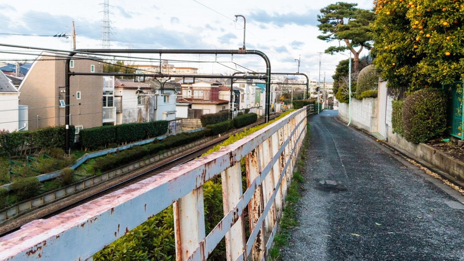 三鷹台駅北側は急な坂道　©川津多久摩