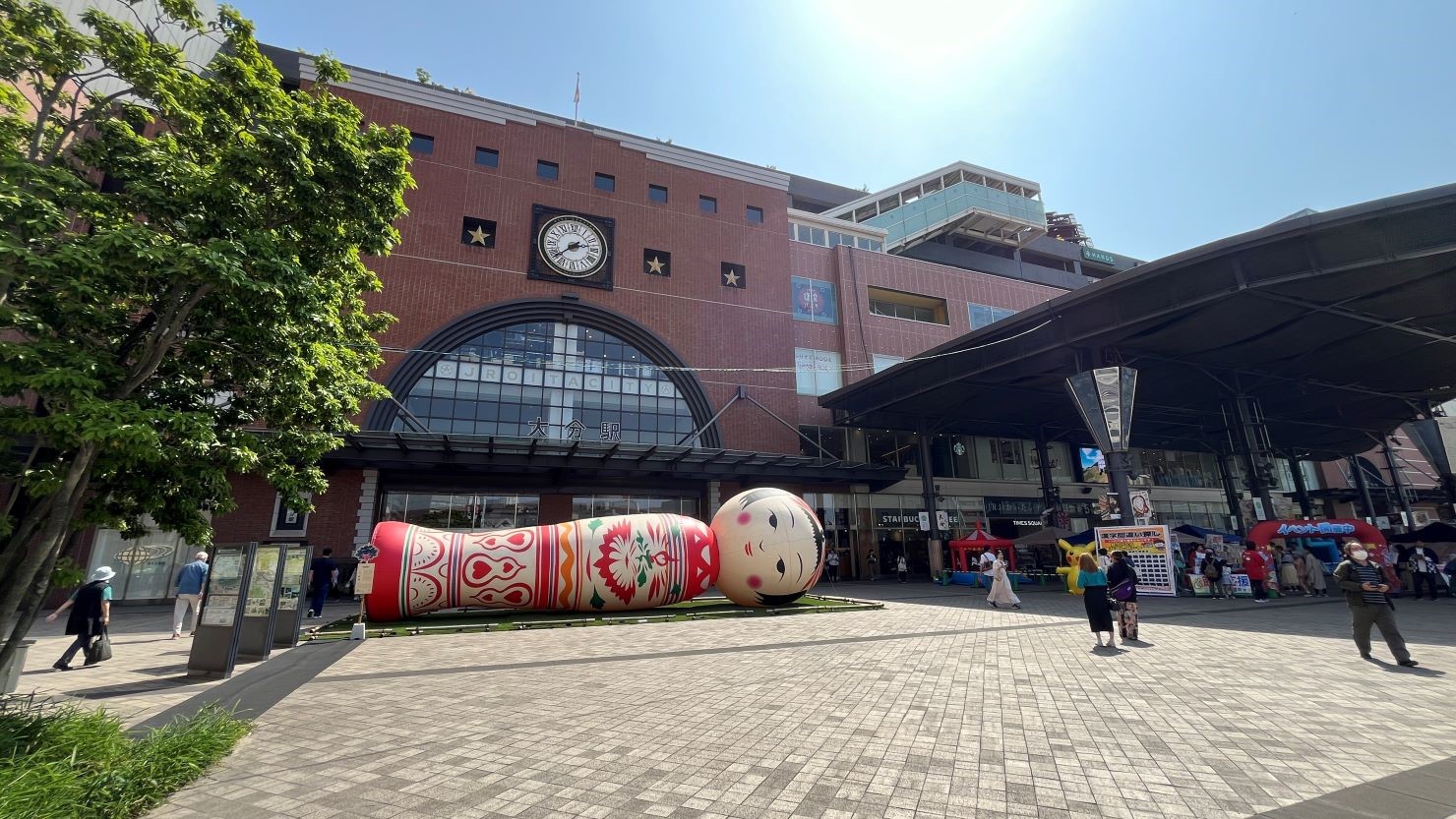 大分駅北口と観光キャンペーンのこけしアート