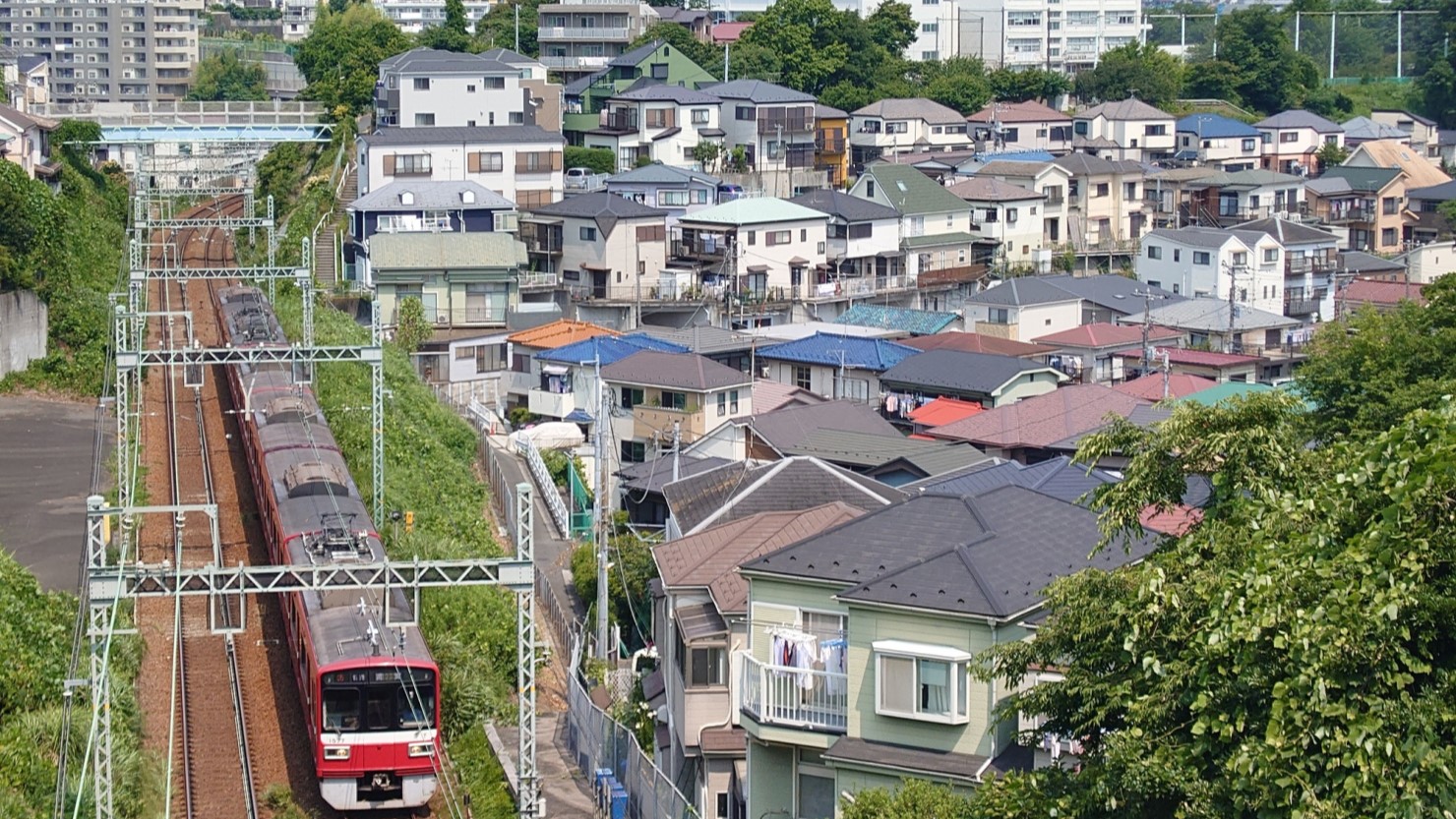 住宅街を走る京急線