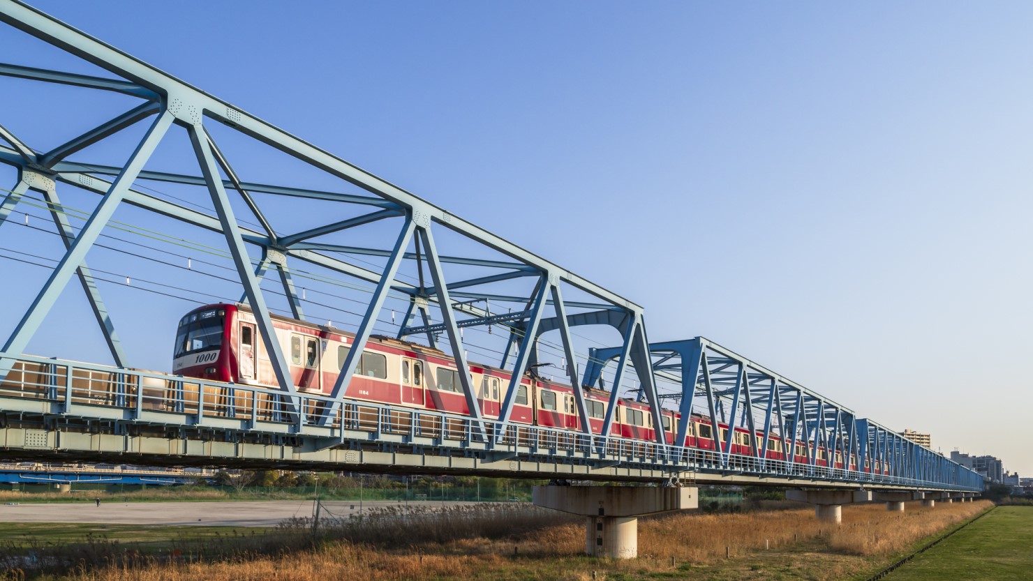 六郷橋を渡る京急本線