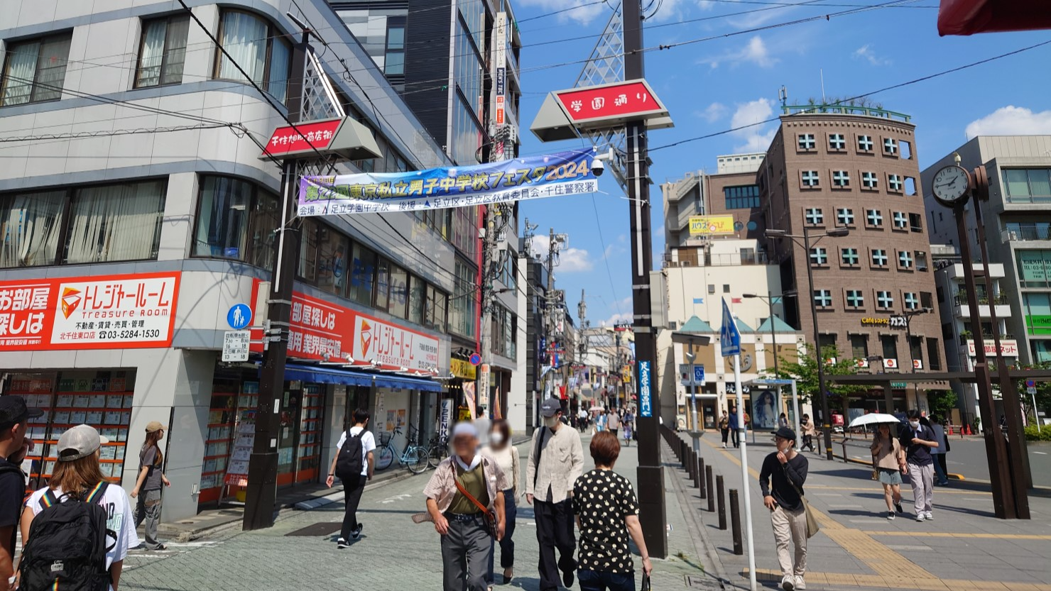 どこか学生街のような雰囲気がある「学園通り旭町商店街」