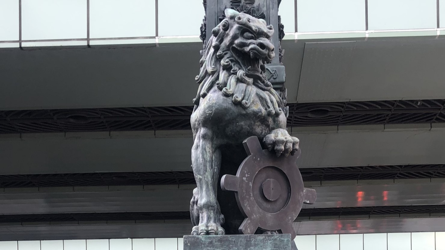 日本橋の獅子の像