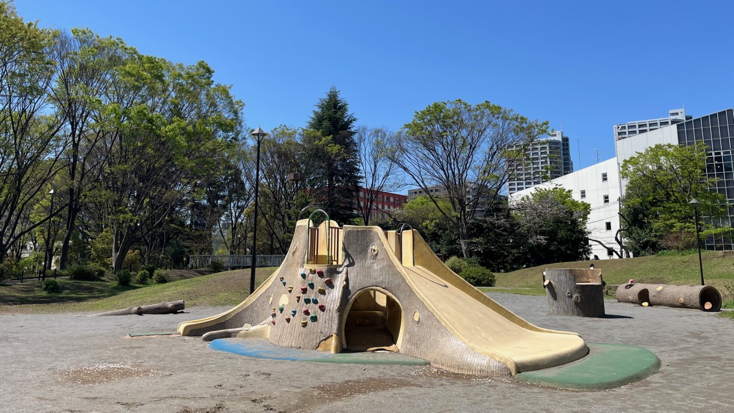 小さい子どもも遊べる「都立戸山公園　大久保地区」