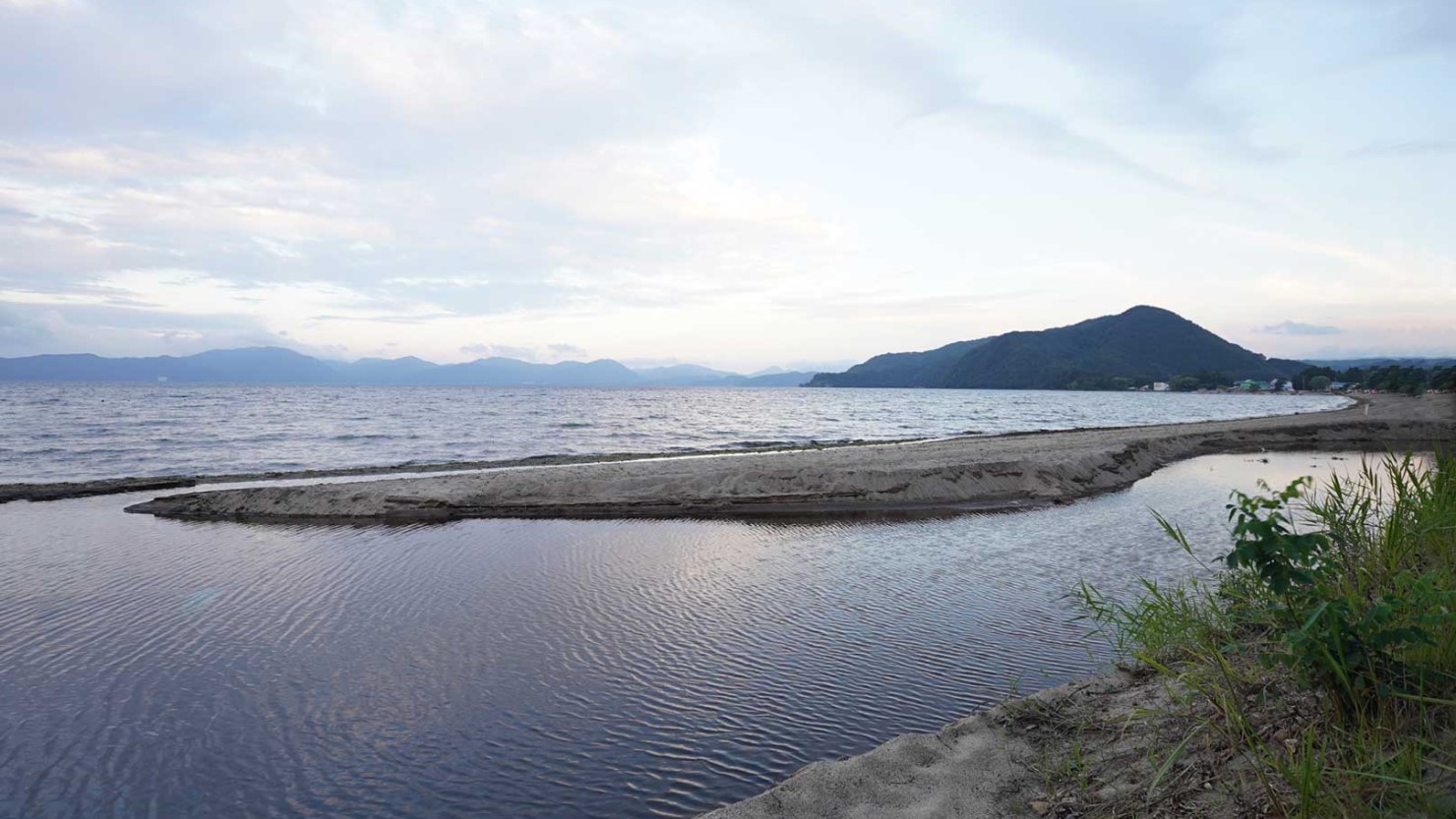 猪苗代湖の砂浜