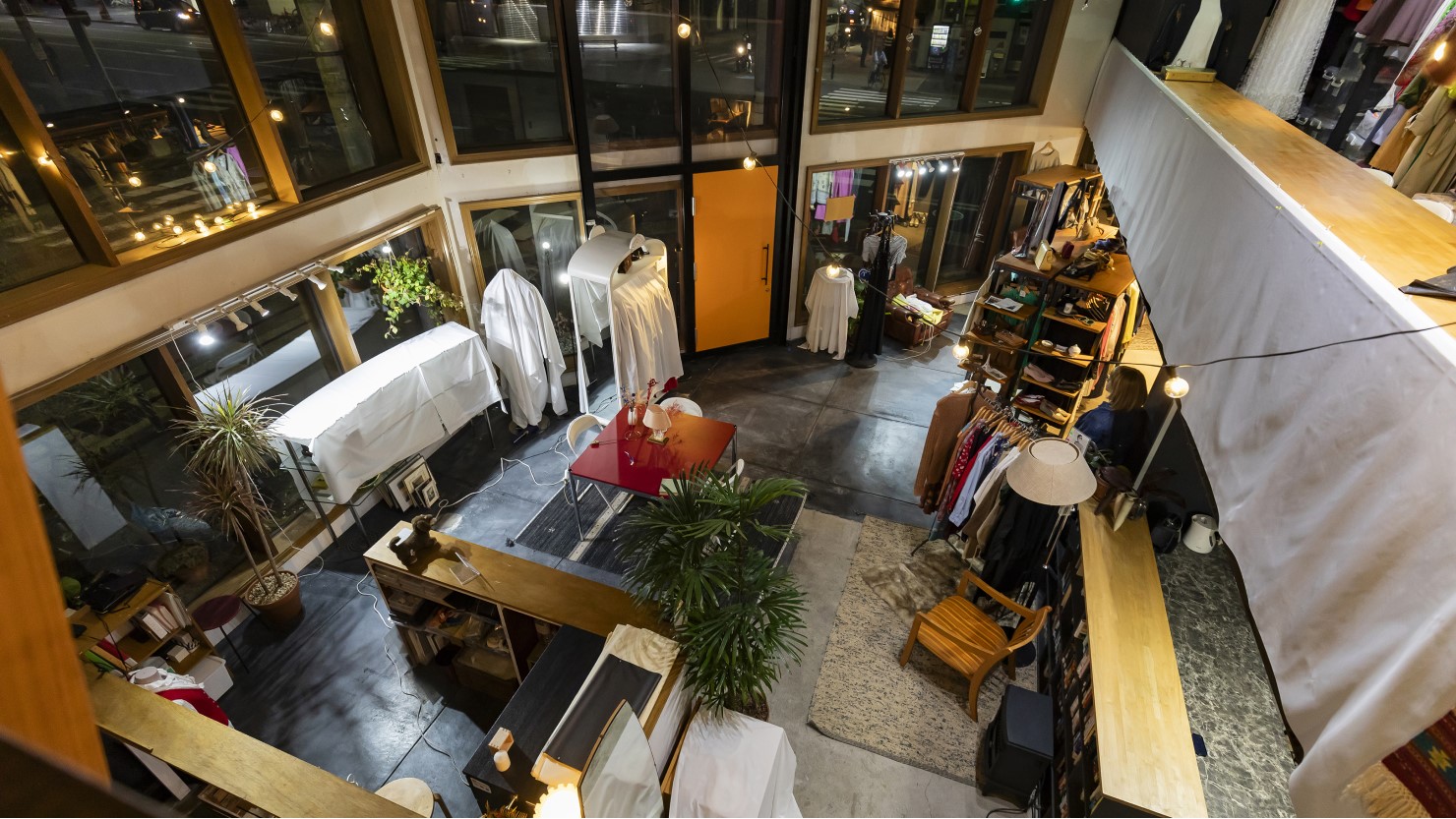 奥に見えるオレンジ色のドアが本文で登場する、ほぼ初めてお二人主導で作った要素