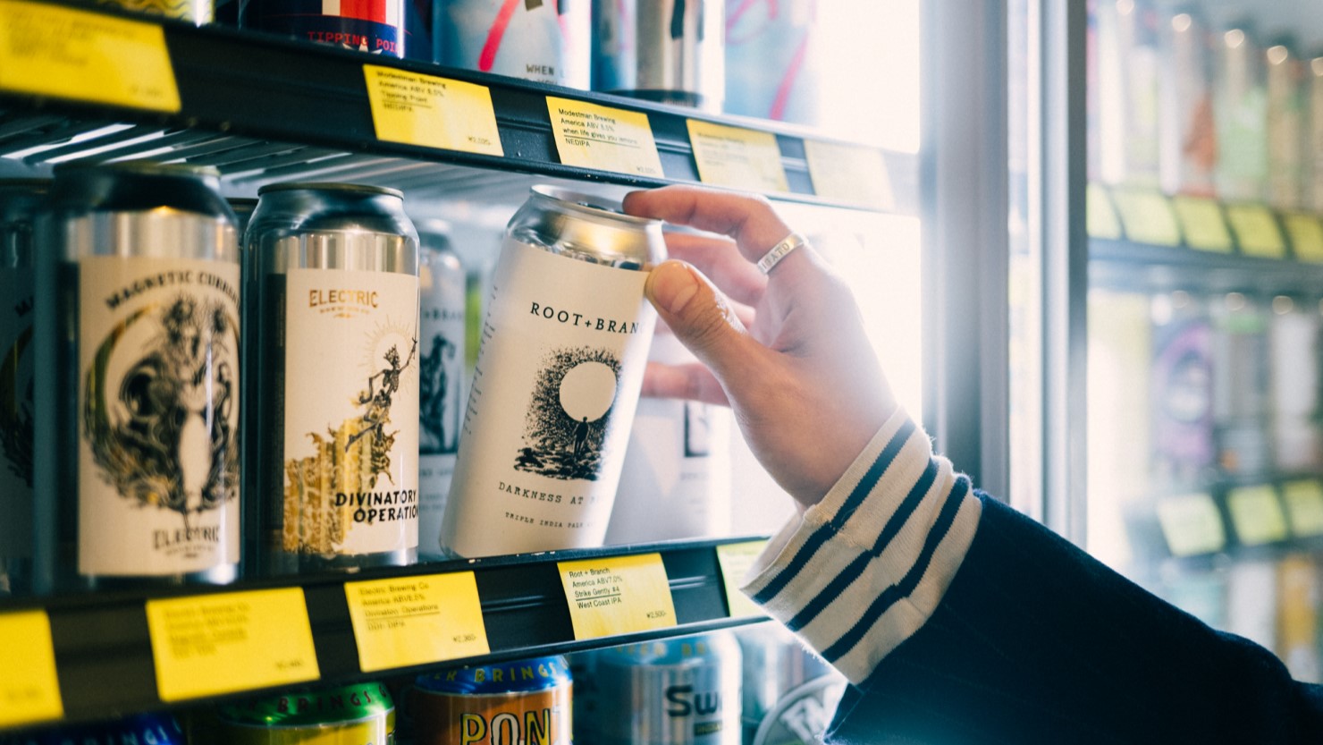 約300種類のクラフトビールが並ぶ『iiie』。なかでも一番好きだと儀間さんが手に取るのは 『ROOT+BRANCH』というニューヨークのブリューワリーのもの