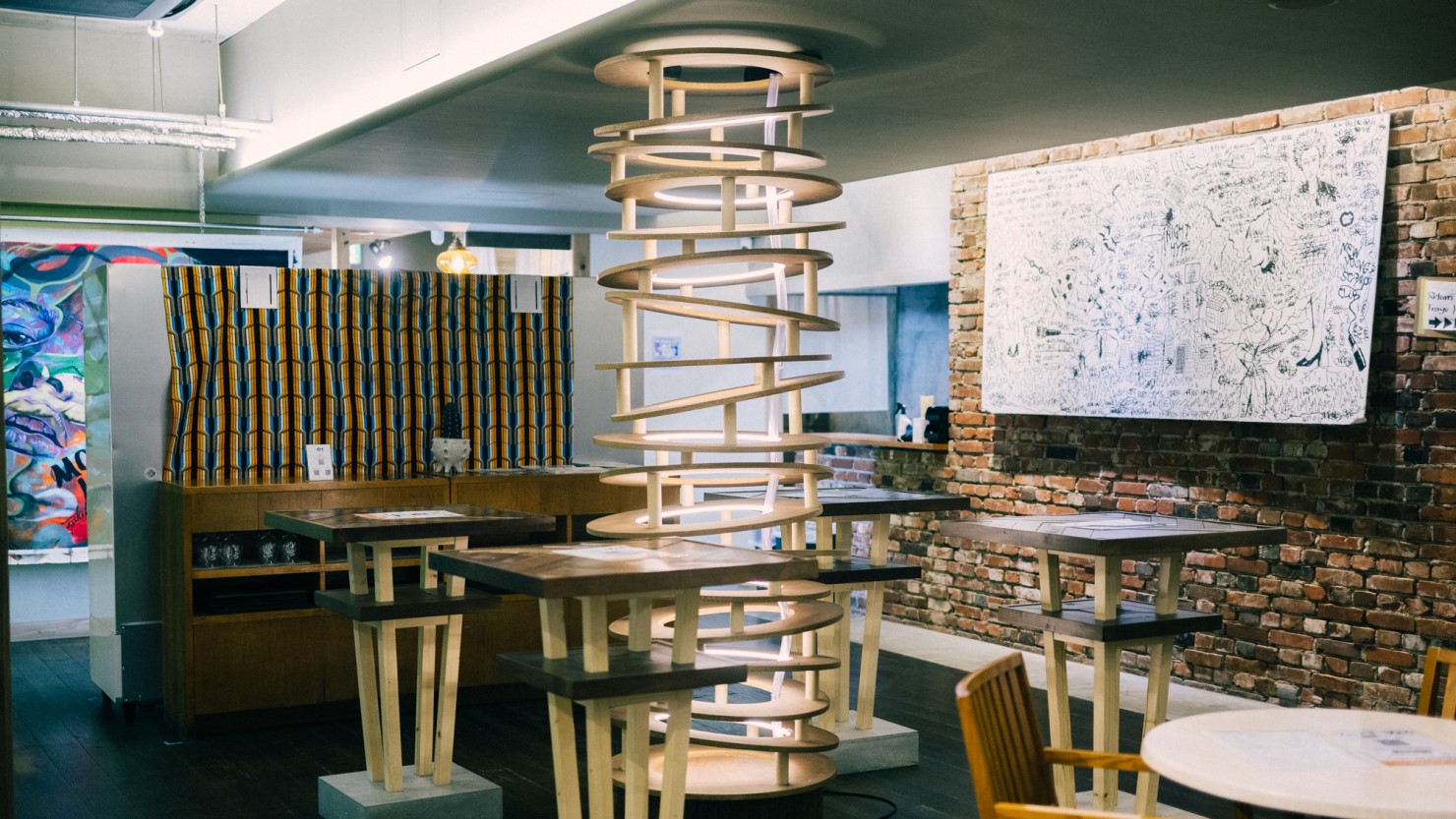 入口にクラフトビールが並び、奥にギャラリースペース。真ん中にあるのが“DNAの木”