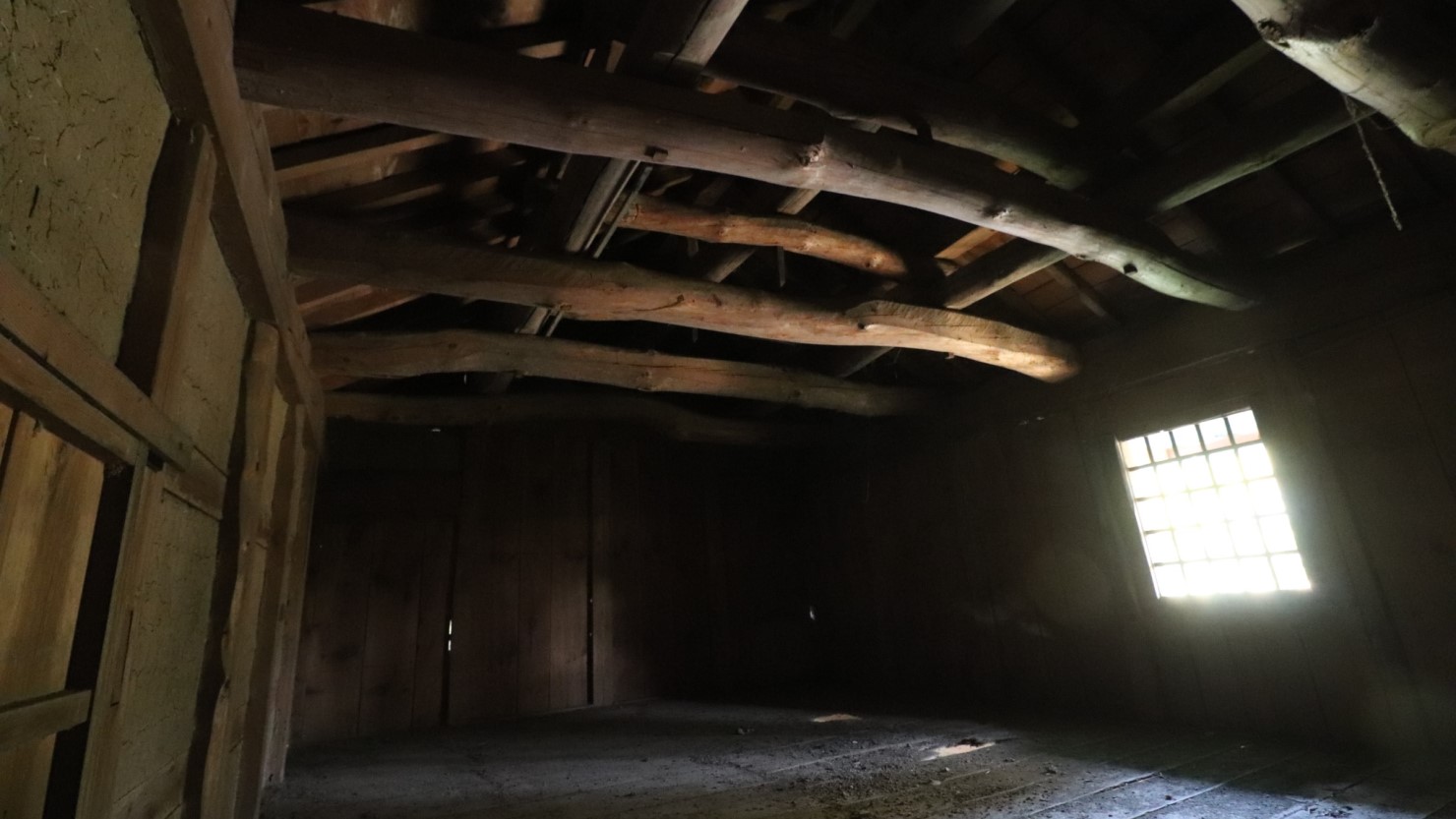 リノベーション前の蔵は真っ暗で床も抜けていた
