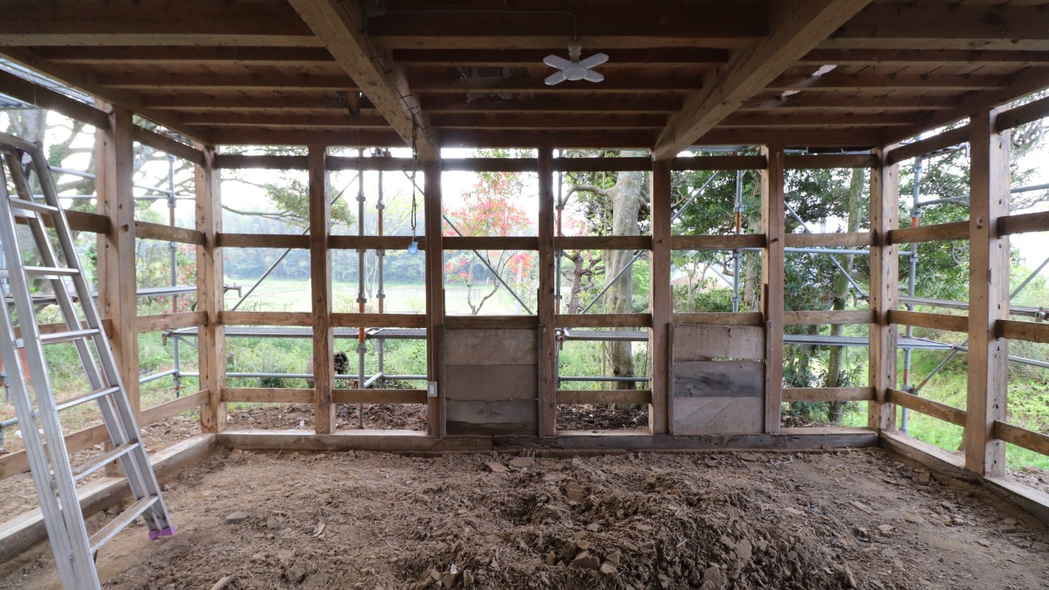 土壁を剥がして一時期はこんな状態のときも