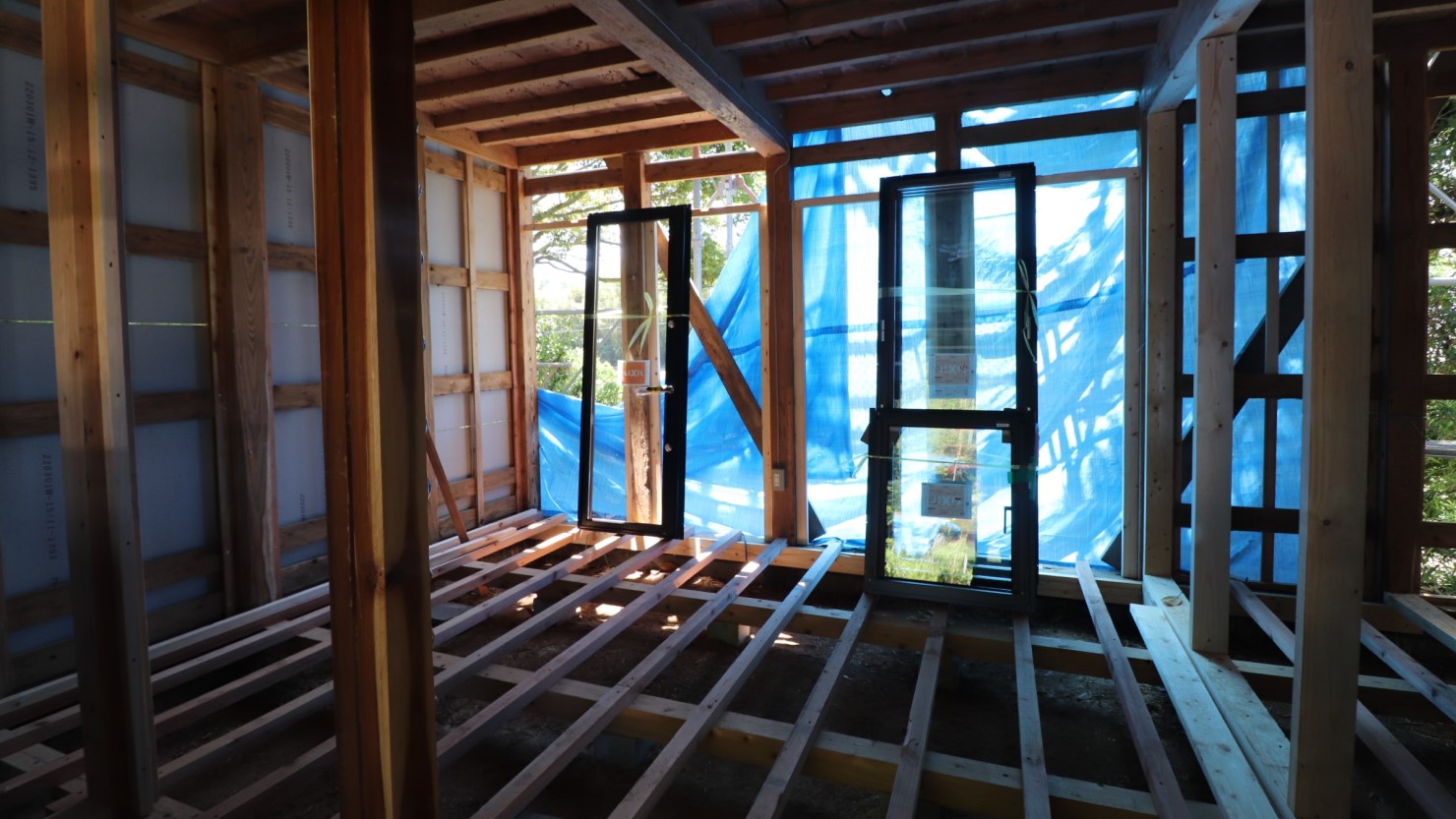 窓・ガス配管・水道配管などがどんどん整っていく