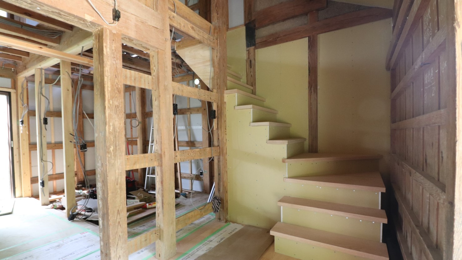 一枚板から作った階段（階段の位置はリノベーション前と同じ場所に）