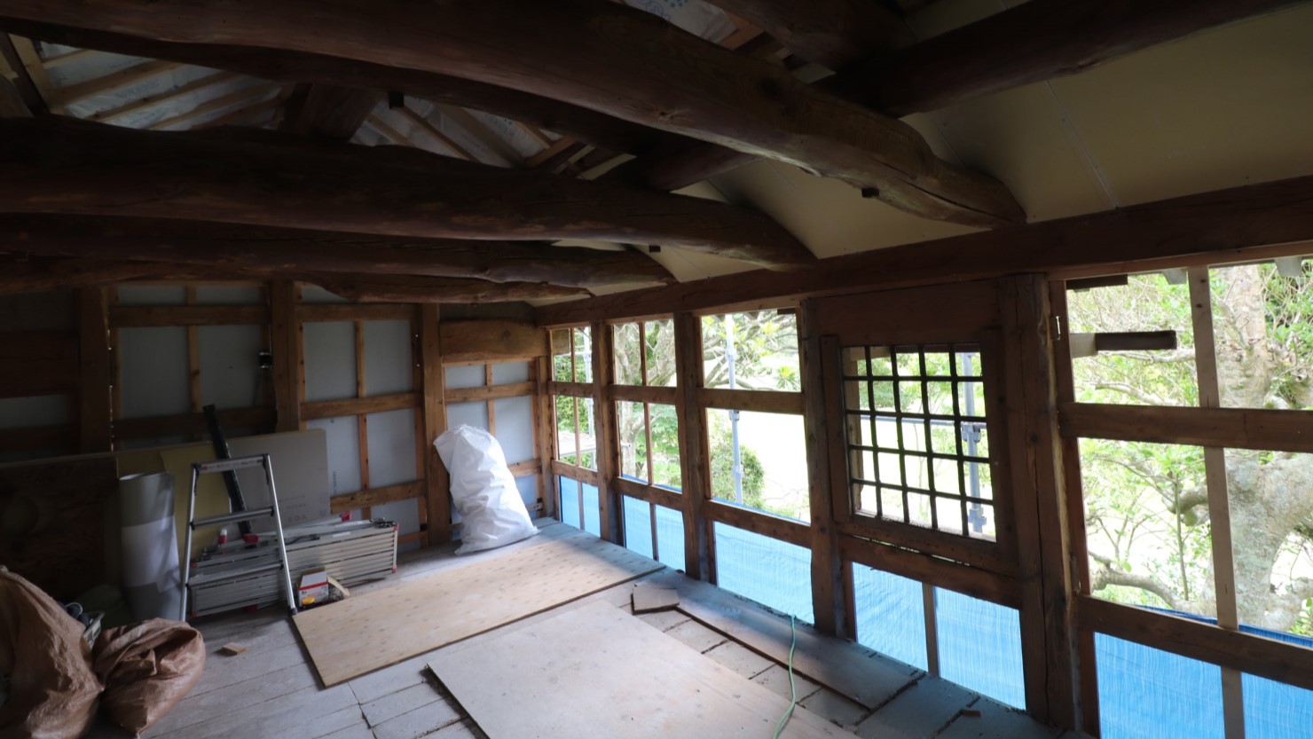 2階の工事もどんどん進んでいった（梁は100年前のものを活かした）