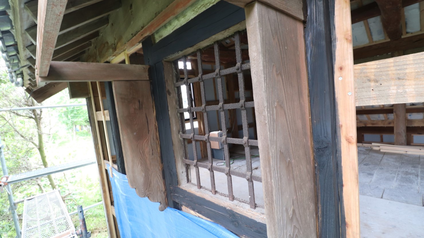 格子窓も錆び方が魅力的で、そのまま活かす方向に