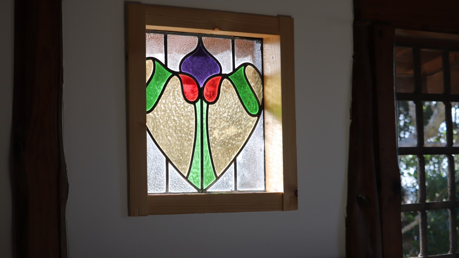 宿のシンボルとして入れたアンティークのステンドグラス