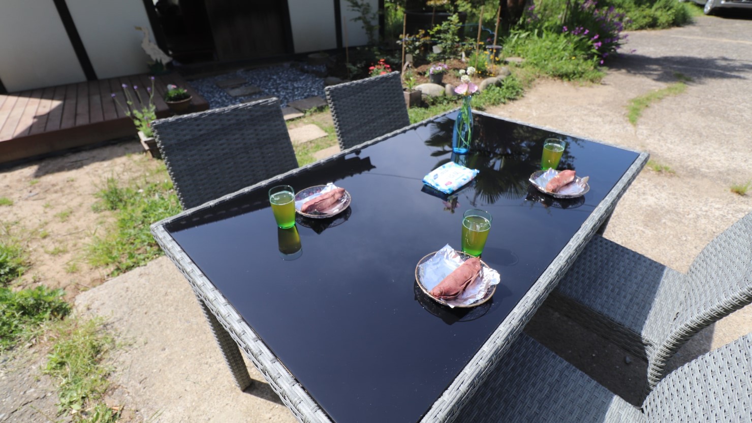 屋外で地域の特産品である焼き芋を振る舞った日